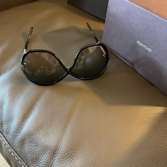 Tom Ford sunglasses in like new condition. - Picture 5 of 8